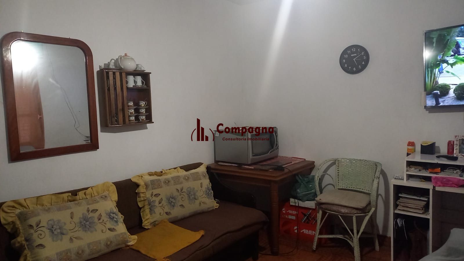 CASA AMPLA, 2 DORMITÓTIOS, 1SUÍTE, SALA, COZINHA, BANHEIRO SOCIAL , 2 VAGAS DE GARAGEM E ÓTIMA LOCALIZAÇÃO!