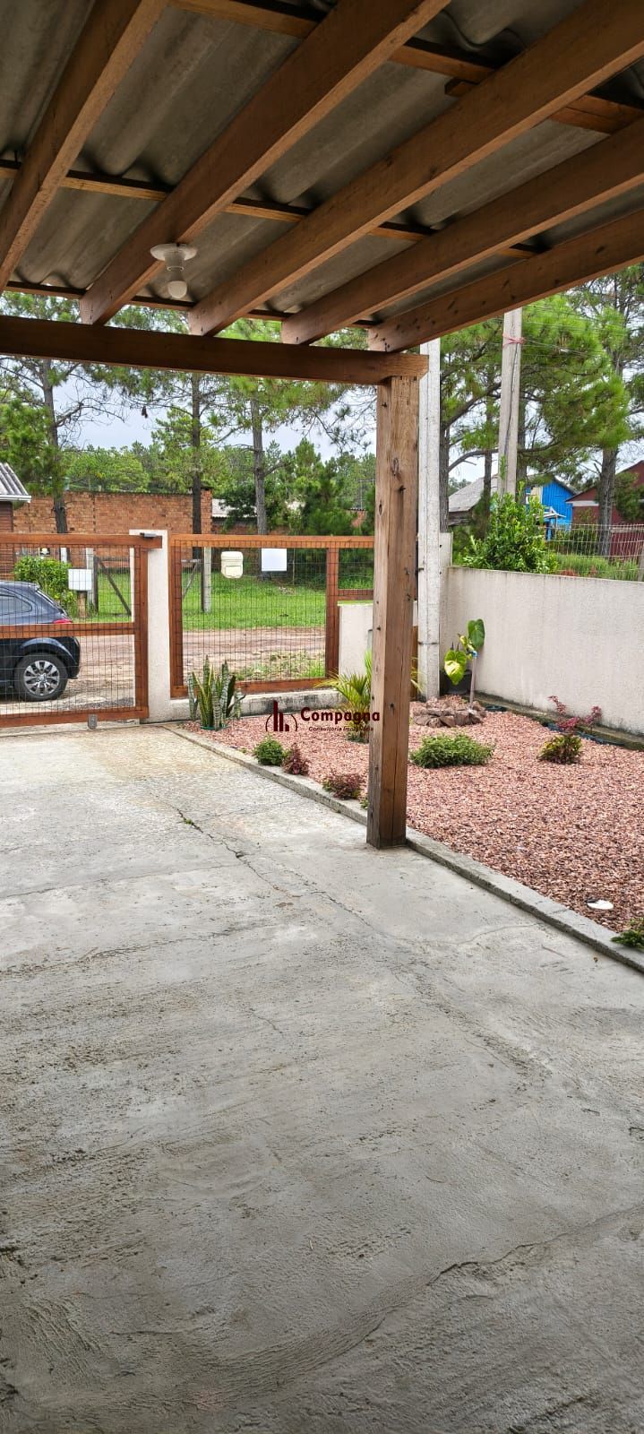 Casa na praia com 2 dormitórios e vaga — aceita troca por apartamento em Porto Alegre
