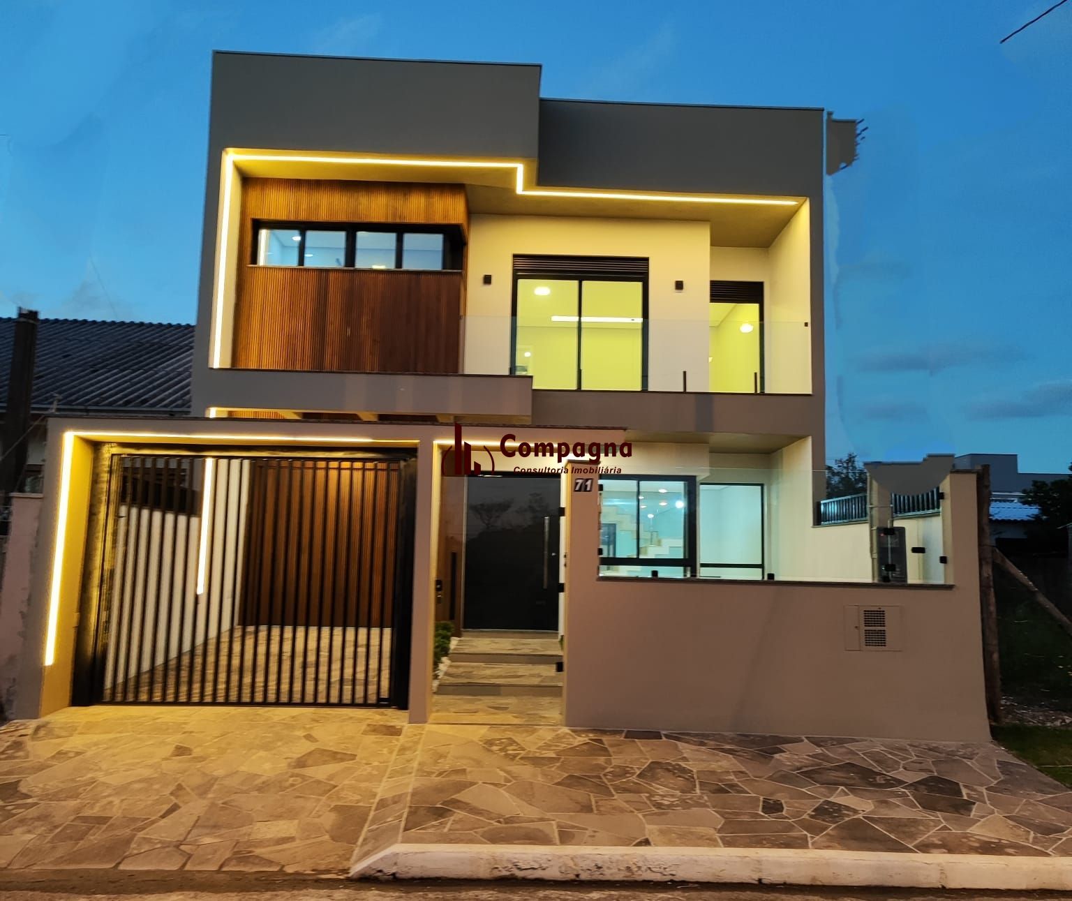 Sobrado 5 dormitórios com suíte e closet em frente à praça – 215 m² – Canoas