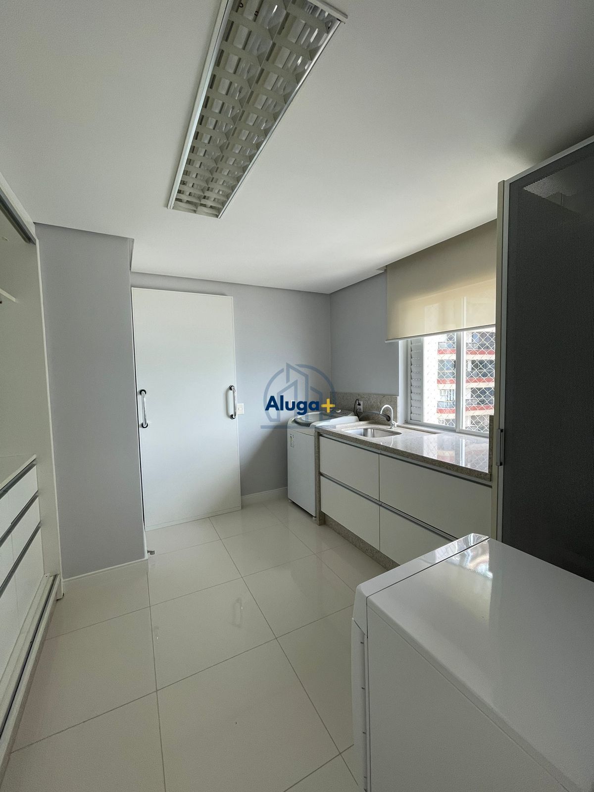 Apartamento para alugar com 3 quartos, 240m² - Foto 12