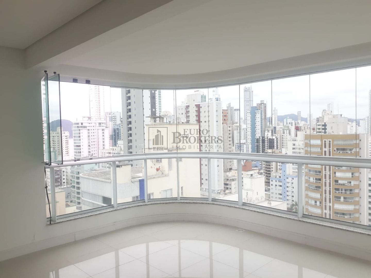 Apartamento à venda com 3 quartos, 115m² - Foto 2