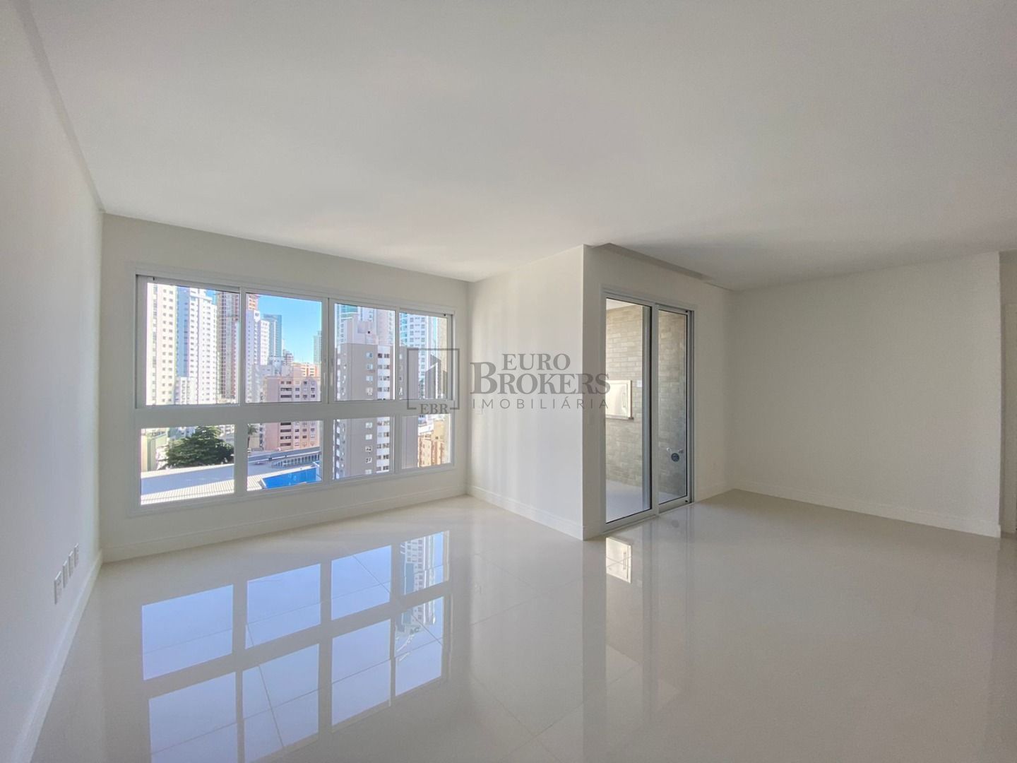 Apartamento à venda com 4 quartos, 144m² - Foto 2