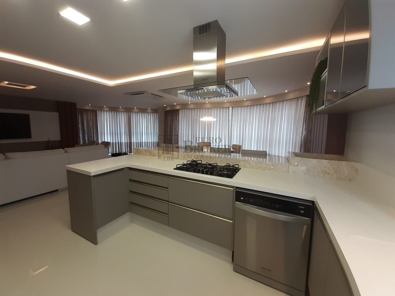 Apartamento para alugar com 5 quartos, 237m² - Foto 14