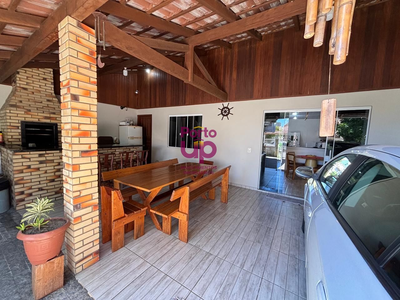 Casa em Bombas: 3 dormitórios a 800m do mar