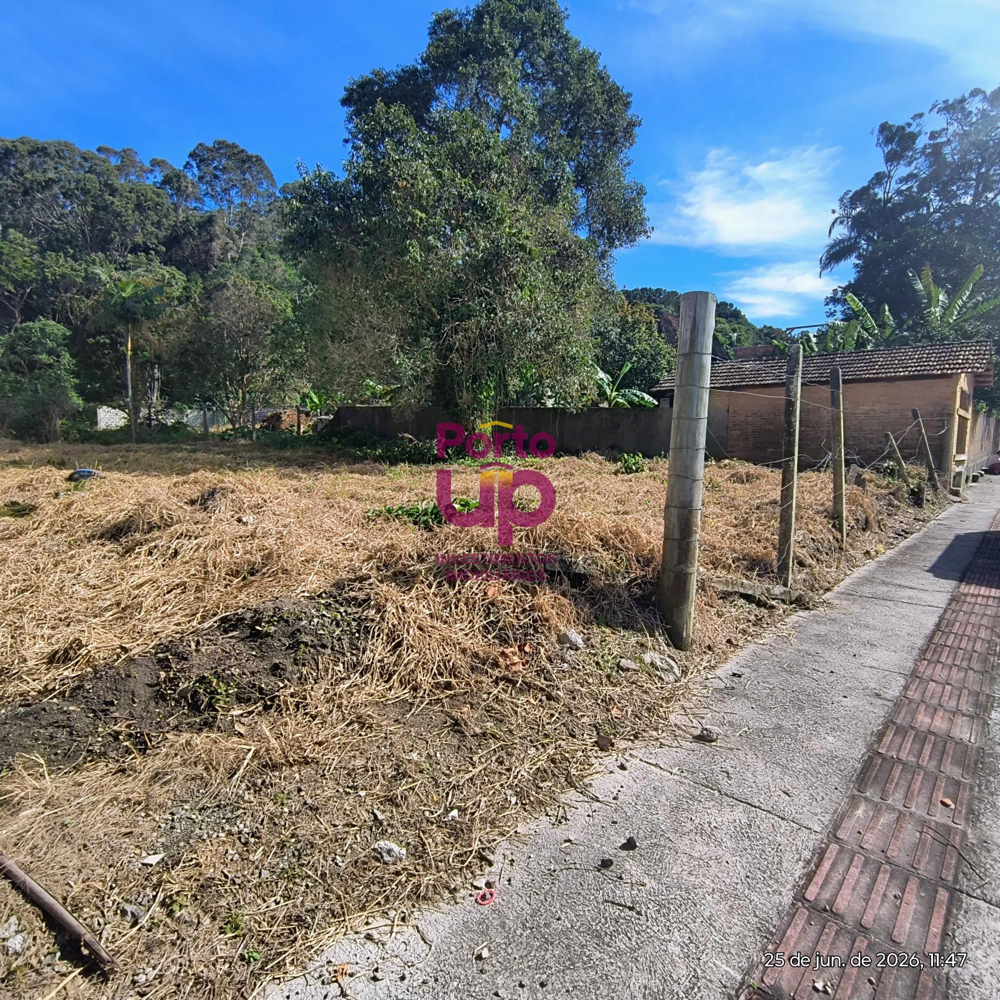 Oportunidade no Centro de Porto Belo: Lote Pronto para Projetos e Comércios
