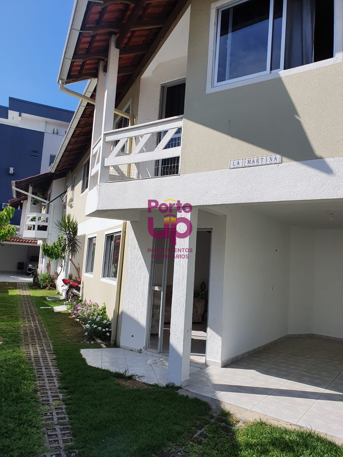 Prédio com 4 Apartamentos a Poucos Metros do Mar em Bombas, Bombinhas/SC