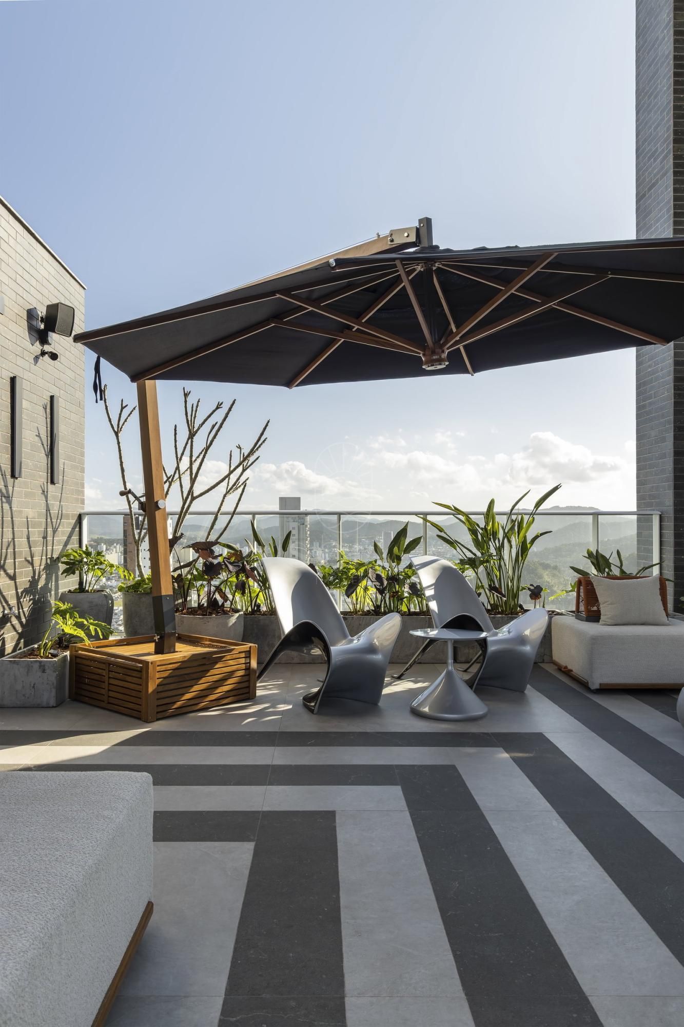 Rooftop_Lounge_Zen2.jpg-name-b9dc7b74f7f38265b1fb87ef749d849523796df6b4f2d1f179f7fb5583b83ff0.jpg