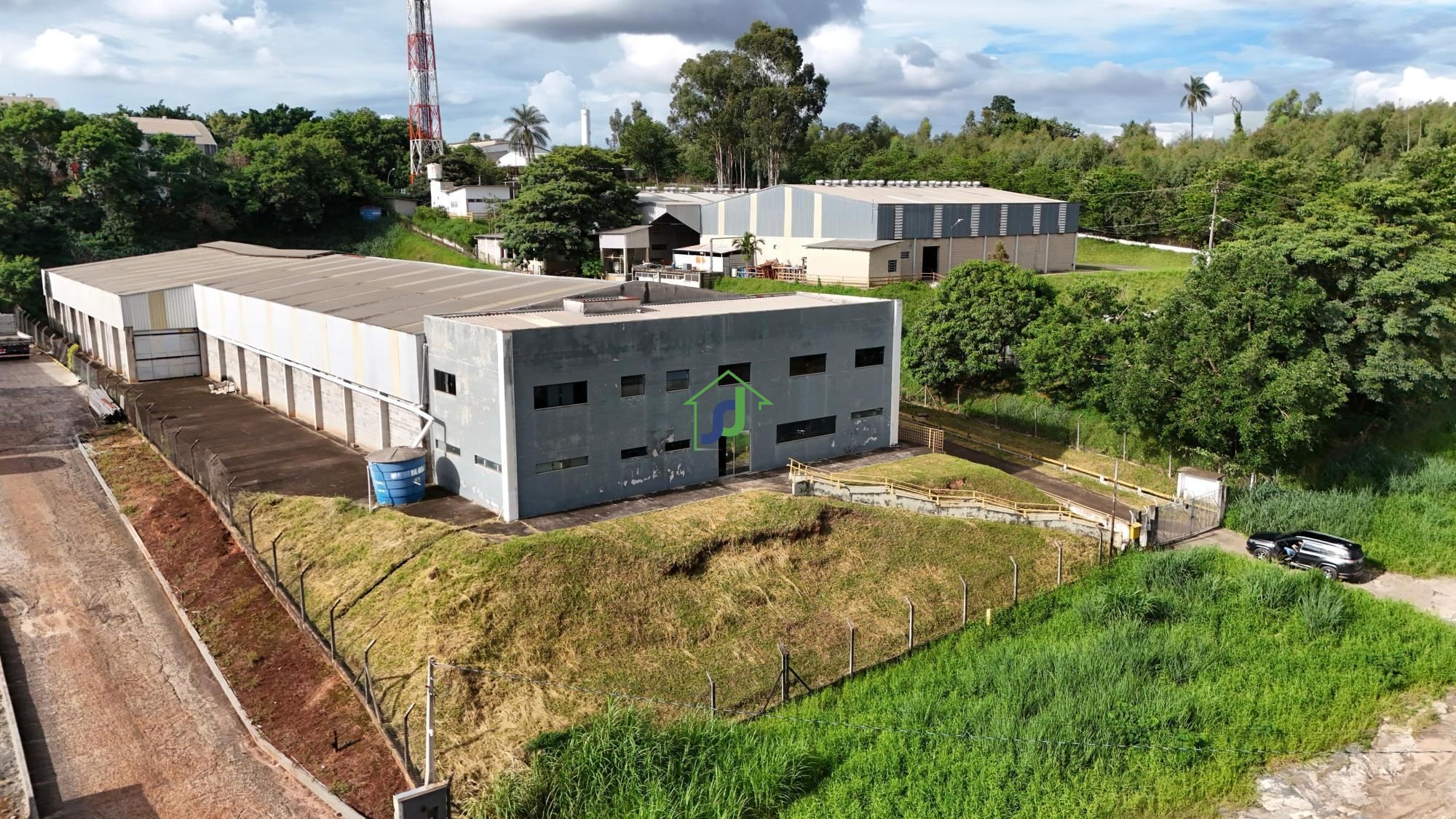 Pavilhão/galpão/depósito com 10 Dormitórios para alugar, 5.496 m² por R$ 32.000,00 Pavilhão/galpão/depósito com 10 Dormitórios para alugar, 5.496 m² por R$ 32.000,00