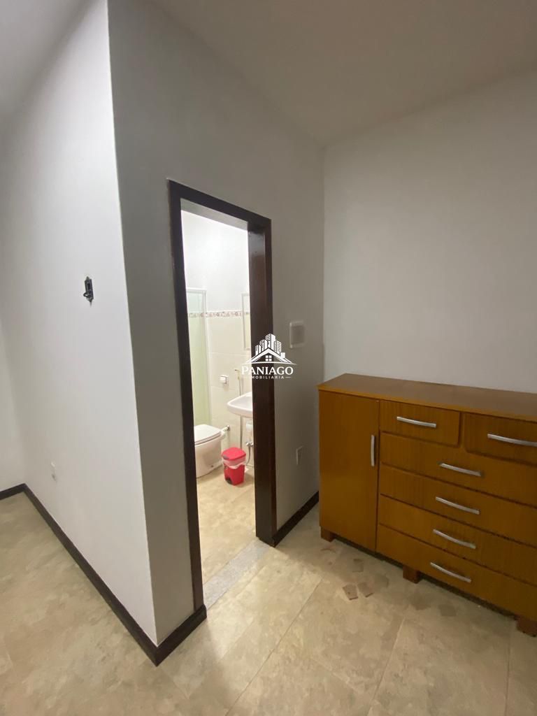 Casa com amplo terreno e potencial para pousada à venda em c