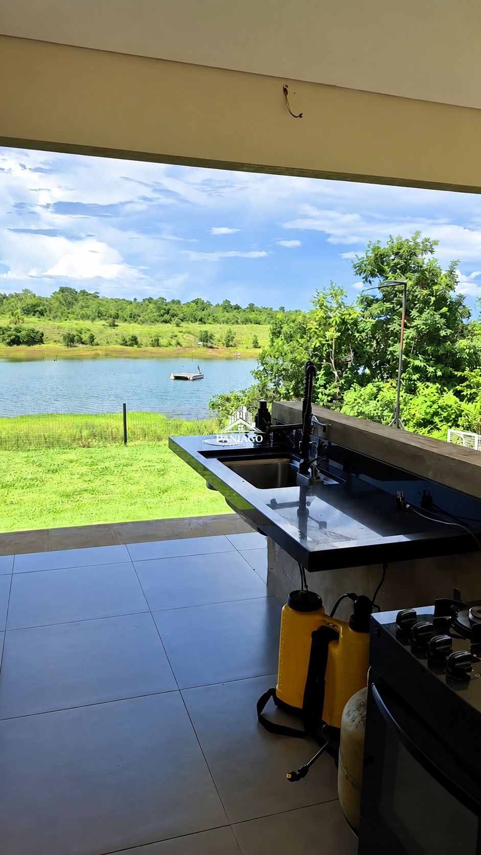 Imóvel com 3 suítes e acesso direto ao lago do manso à venda