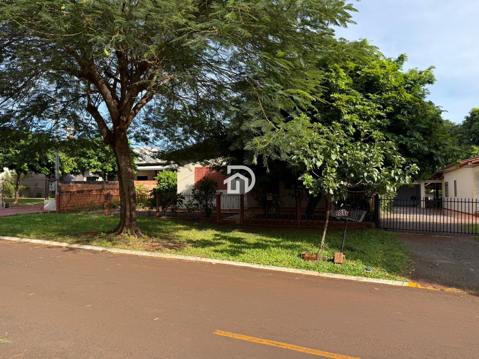 Casa por R$400.000 no Centro em Santa Helena-PR