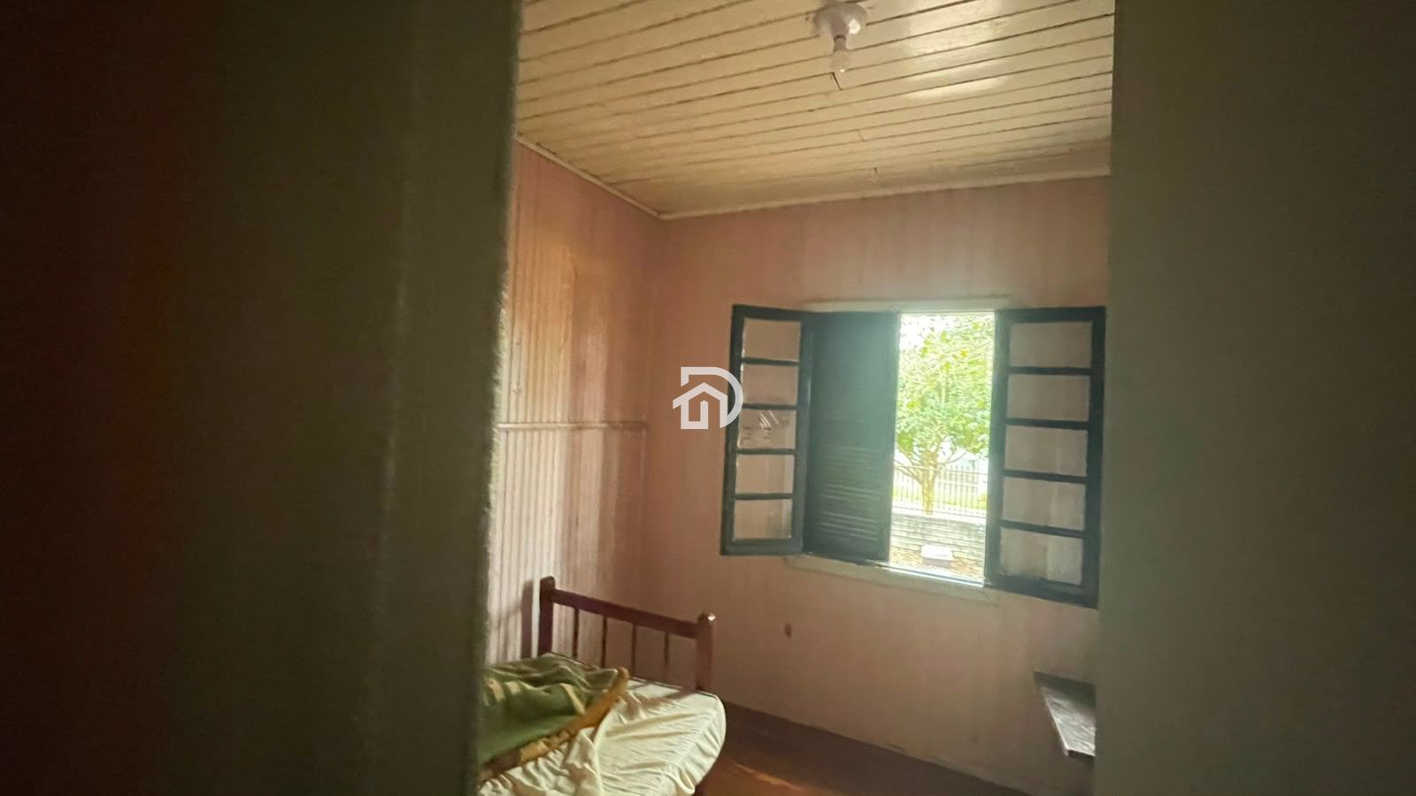 Casa a venda na av. Paraná em santa helena-pr.