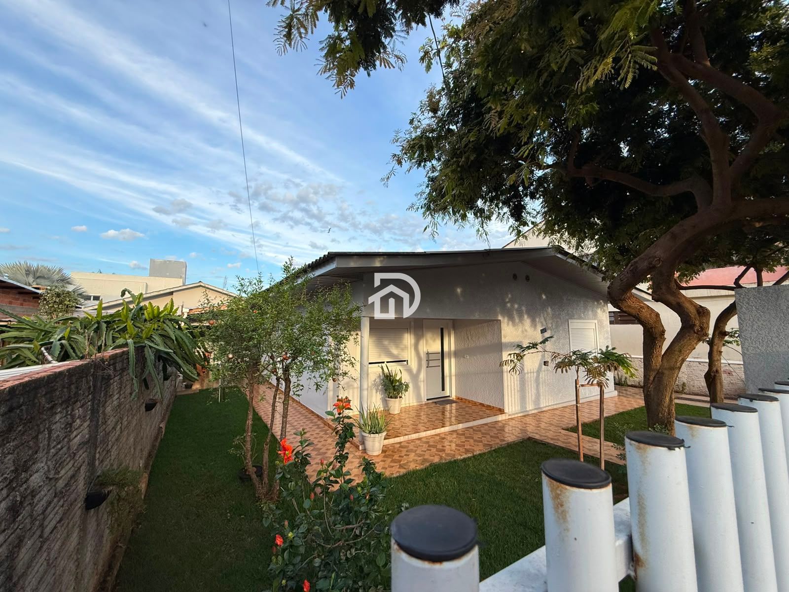 Casa com Edícula no Centro a Venda em Santa Helena-PR