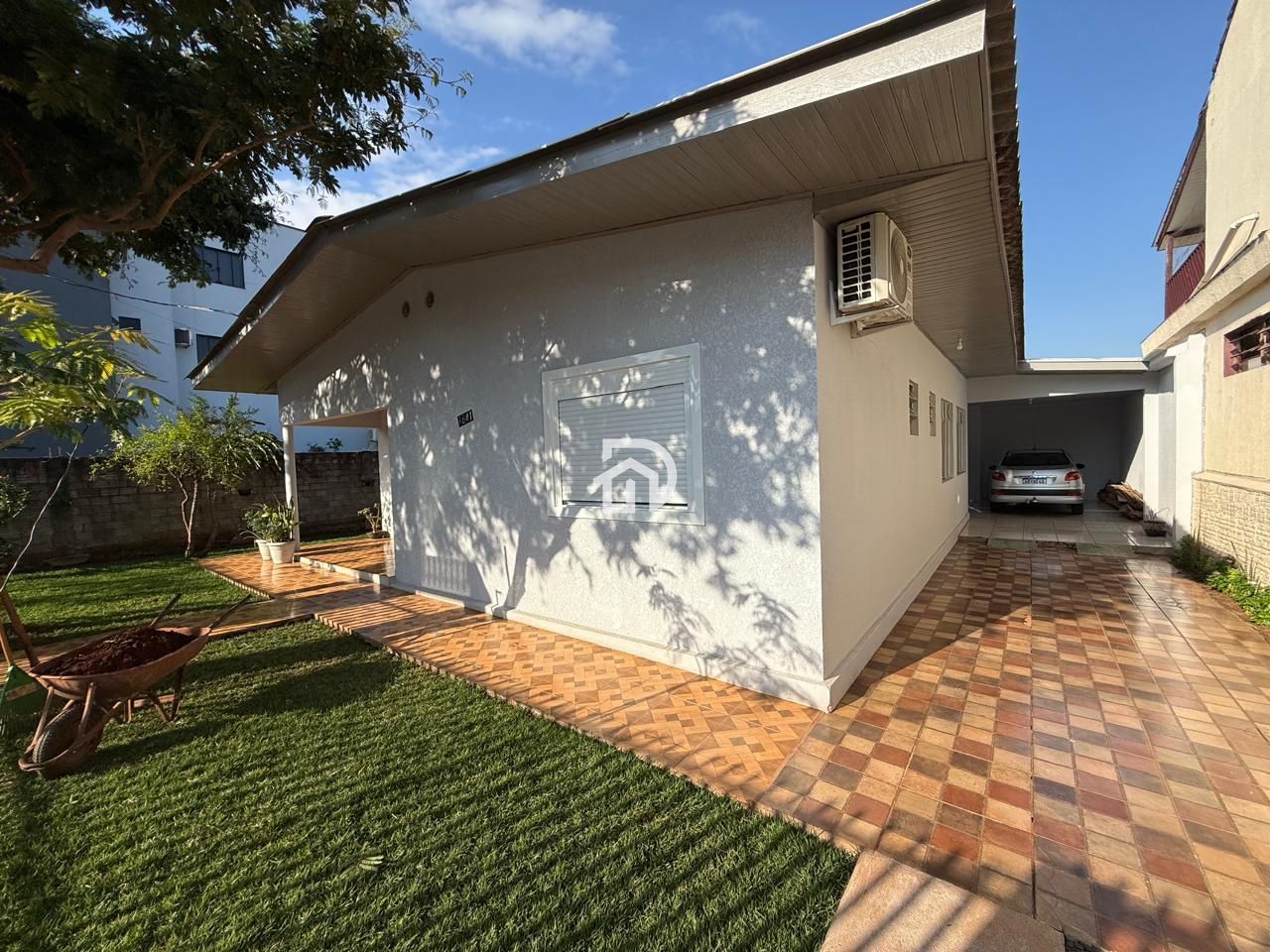 Casa com Edícula no Centro a Venda em Santa Helena-PR