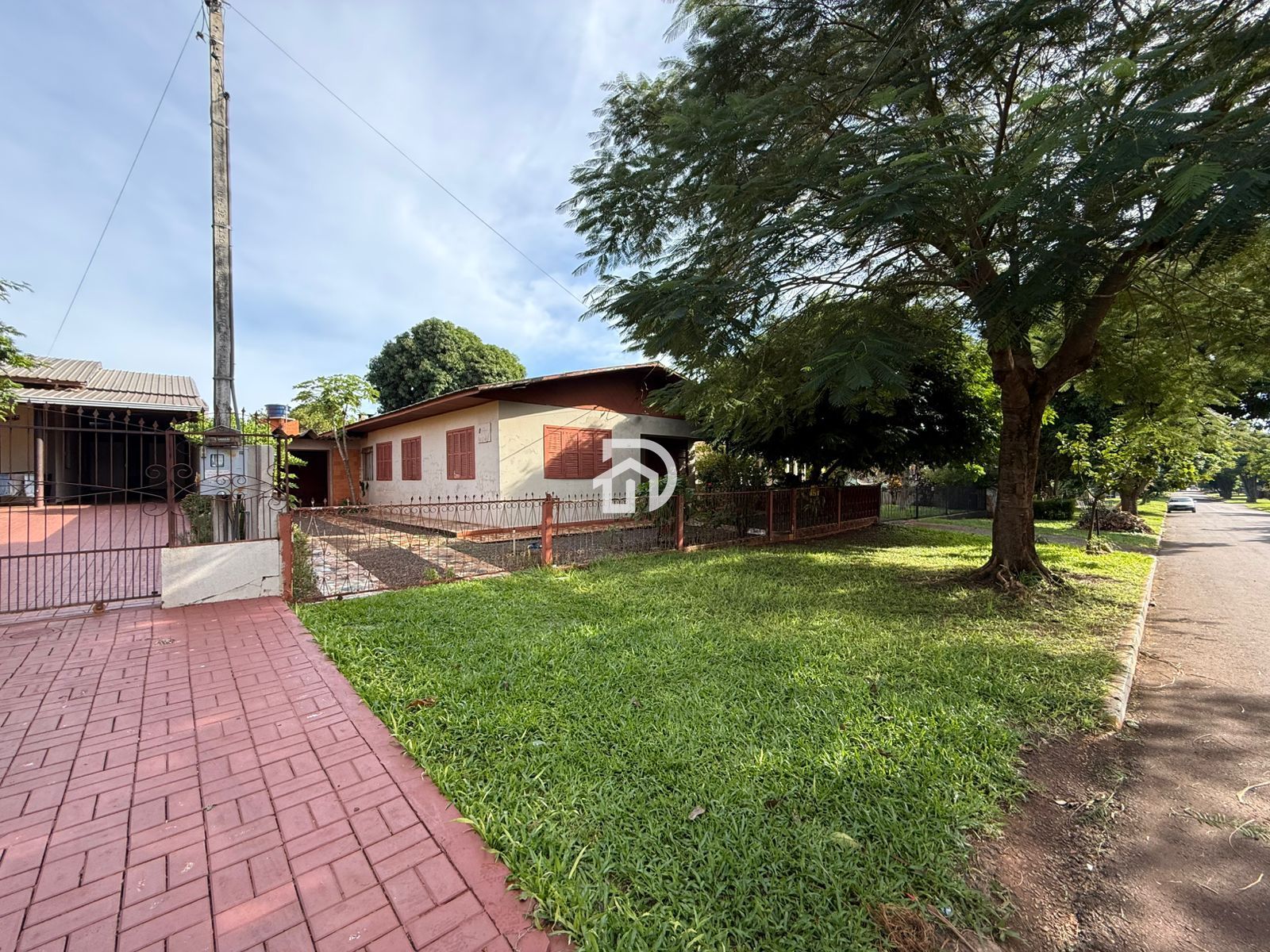 Casa por R$400.000 no centro em santa helena-pr
