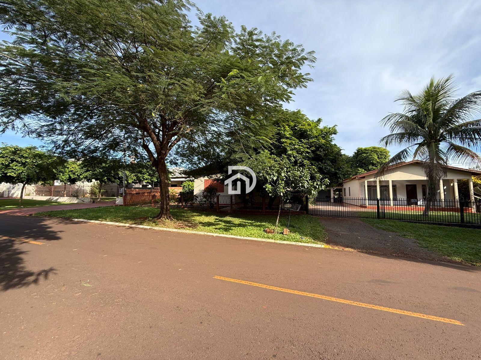 Casa por R$400.000 no centro em santa helena-pr