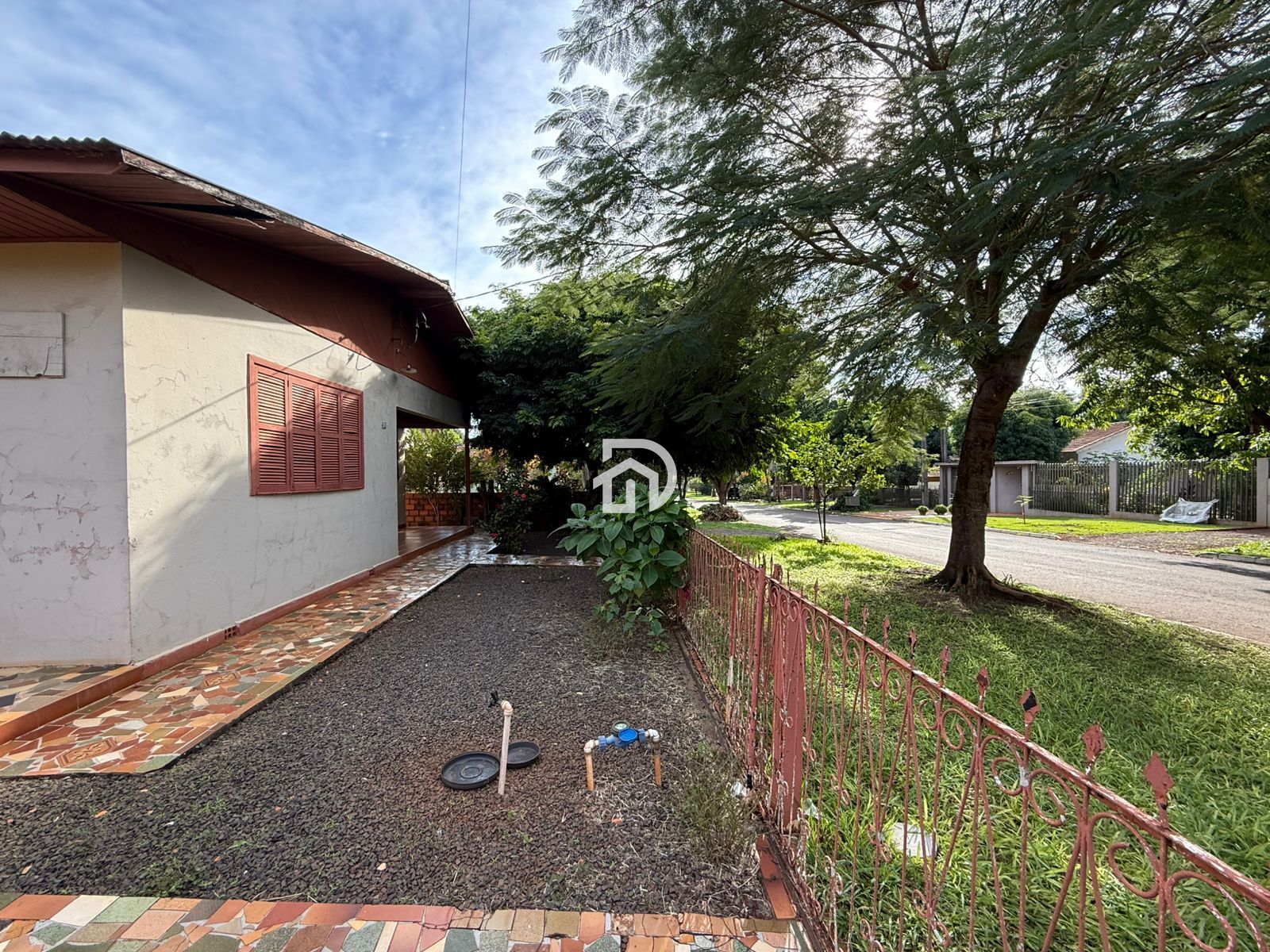 Casa por R$400.000 no centro em santa helena-pr
