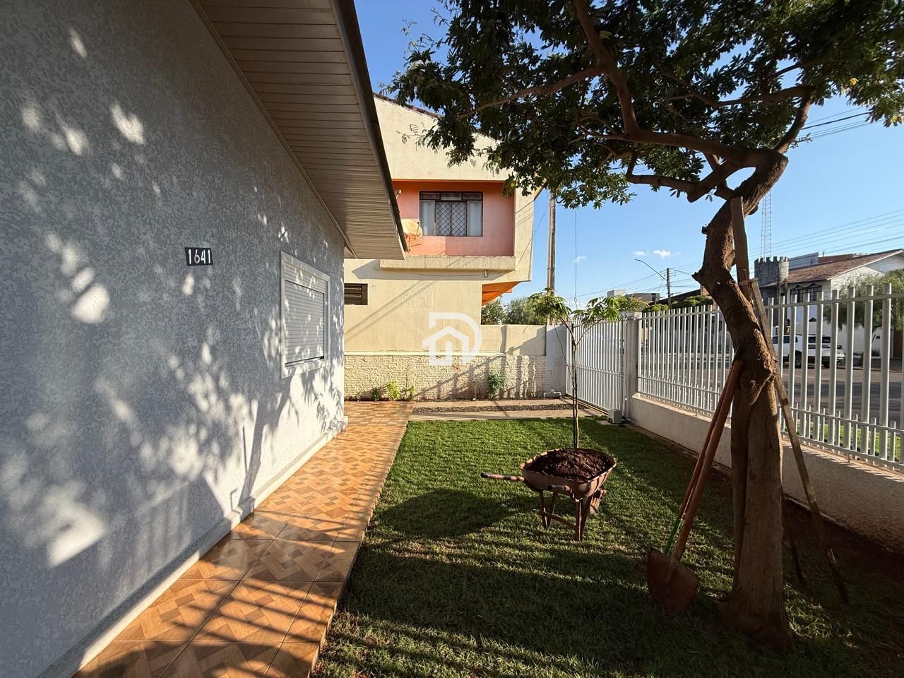 Casa com Edícula no Centro a Venda em Santa Helena-PR