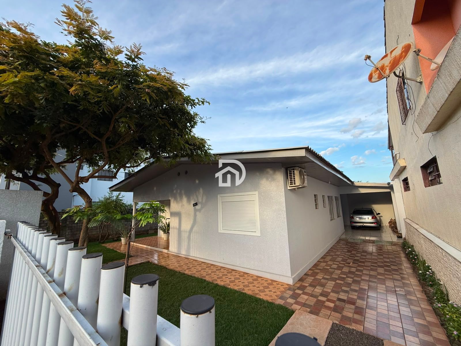 Casa com Edícula no Centro a Venda em Santa Helena-PR
