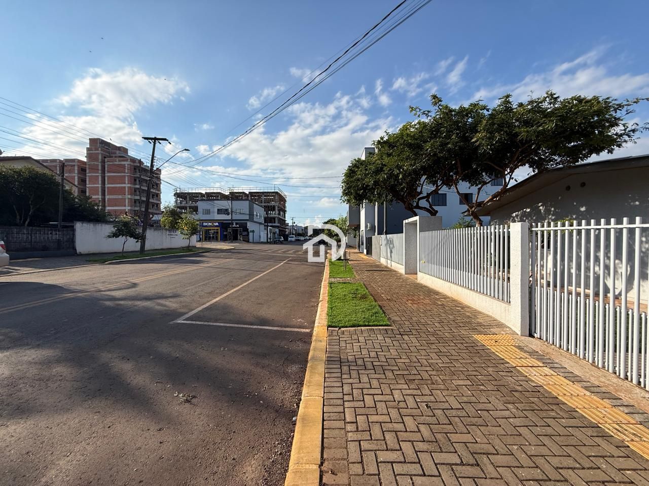 Casa com Edícula no Centro a Venda em Santa Helena-PR