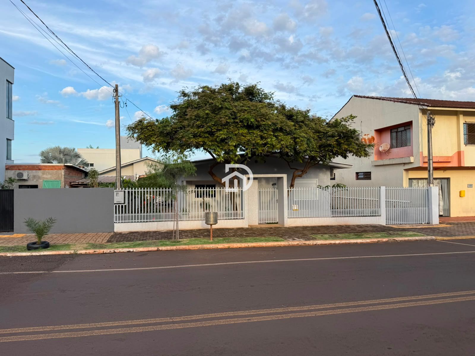 Casa com Edícula no Centro a Venda em Santa Helena-PR