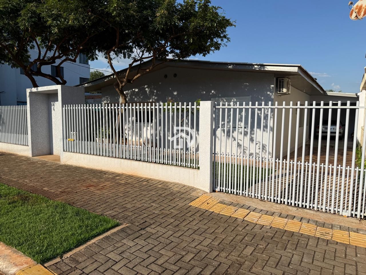 Casa com Edícula no Centro a Venda em Santa Helena-PR