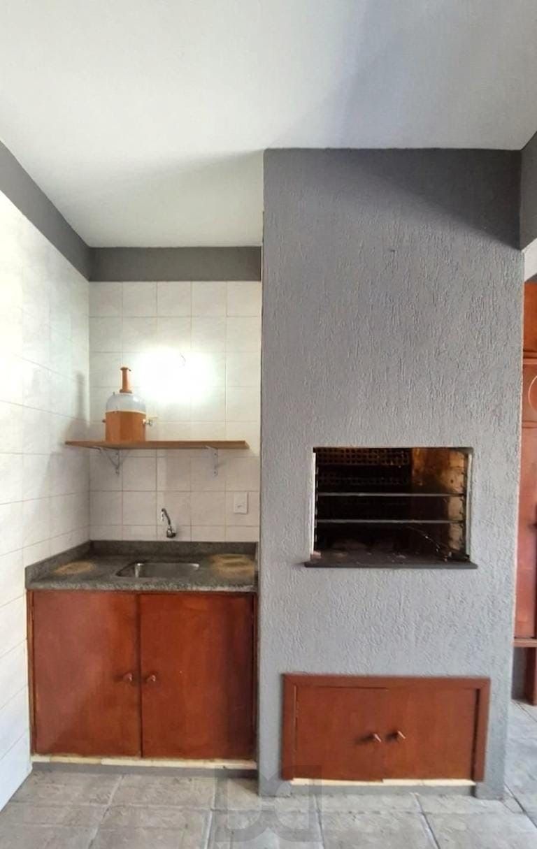 Apresentamos esta excelente casa no bairro Jardim Itu, em Porto Alegre, com 175m² privativos, perfeita para quem busca amplitude, conforto e qualidade de vida em uma região tranquila e valorizada. — foto 21
