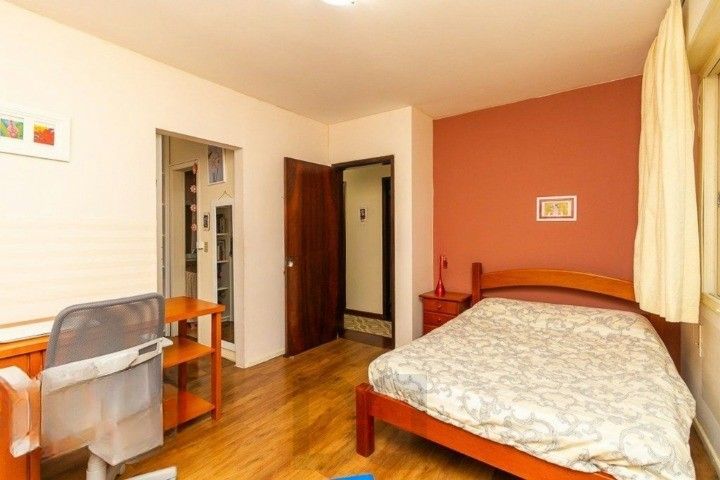 Formidável apartamento com 3 dormitórios (2 deles são suíte), peças amplas e bem iluminadas, banheiro auxiliar e cozinha com área de serviço separada. Dispõe de uma vaga de garagem coberta. Edifício com elevador e sistema de segurança por câmeras. — foto 3