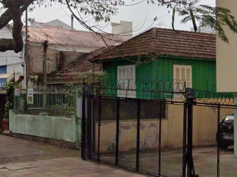 Vende-se casa de madeira, com dois dormitórios, banheiro, sala e cozinha. Localização privilegiada no bairro Jardim Botânico. Área do terreno com 6,6mx44m. — foto 1