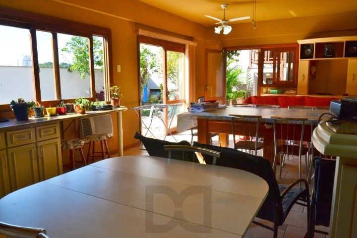 Casa Comercial e Residencial com 518m² (4 quartos / 5 banheiros / 3 vagas garagem) no Bairro Partenon localizada à meia quadra da Av. Bento Gonçalves. — foto 16