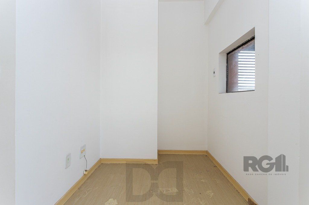 Sala Comercial no Menino Deus desocupada — foto 9