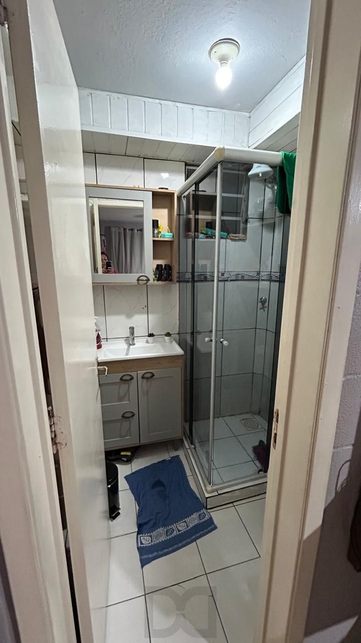 Apartamento semi mobiliado à venda em Porto Alegre, bem localizado, a duas quadras da FAPA, situado no 2° andar. O imóvel possui 2 quartos e 1 banheiro e 1 vaga de garagem. — foto 7