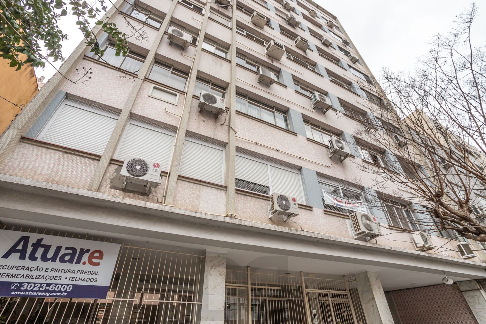 Apartamento MOBILIADO no Centro de 2 dormitórios e vaga — foto 1