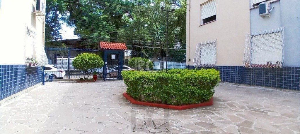 Apartamento térreo de 2 dormitórios, Menino Deus DESOCUPADO — foto 12