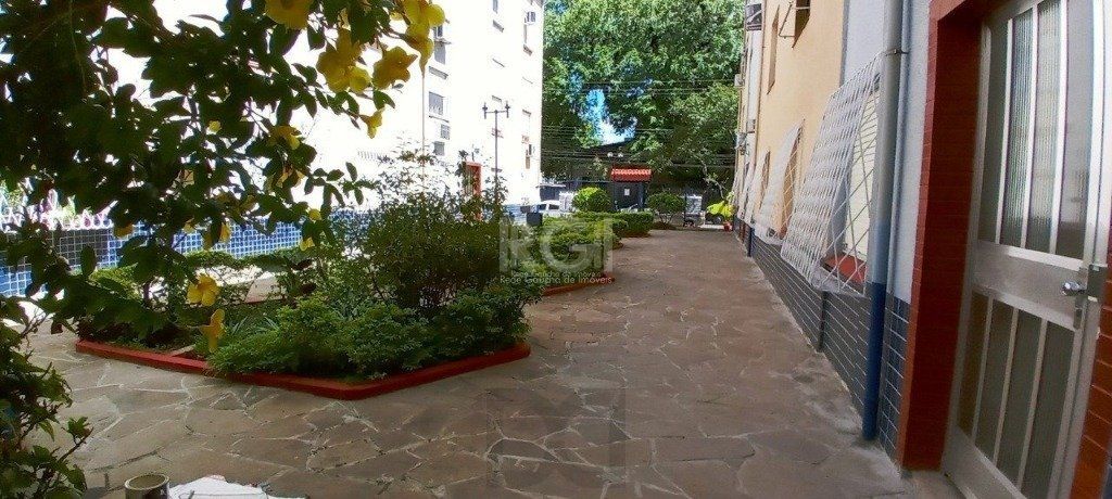 Apartamento térreo de 2 dormitórios, Menino Deus DESOCUPADO — foto 9