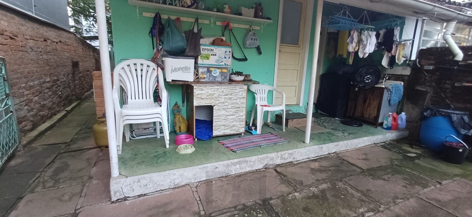 Vende-se casa de madeira, com dois dormitórios, banheiro, sala e cozinha. Localização privilegiada no bairro Jardim Botânico. Área do terreno com 6,6mx44m. — foto 3