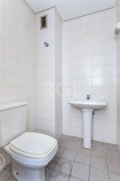 Sala comercial na Av Carlos Gomes com sacada DESOCUPADA — foto 10