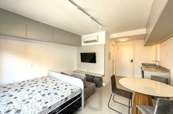 Apartamento estilo LOFT no bairro Mont Serrat mobiliado com vaga — foto 4