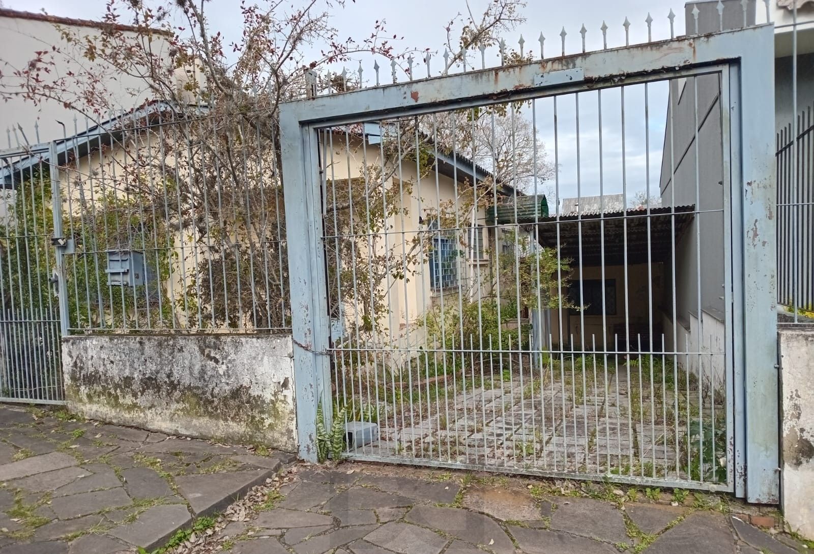Casa no bairro Nonoai de 3 dormitórios e pátio — foto 5