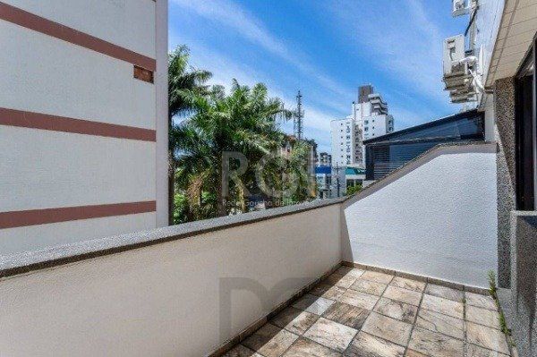 Sala comercial na Av Carlos Gomes com sacada DESOCUPADA — foto 11