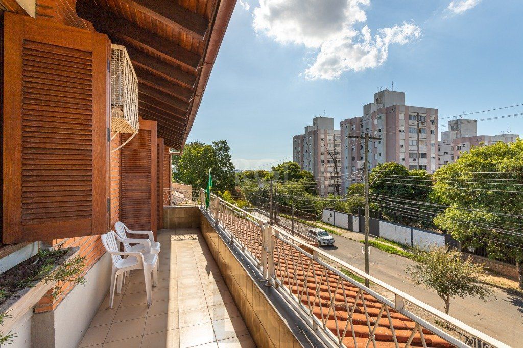Casa sobrado no Partenon de 3 dormitórios e amplo pátio — foto 3