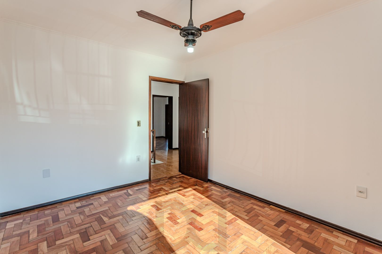 Casa no Partenon com 4 dormitórios e 4 vagas DESOCUPADA — foto 25