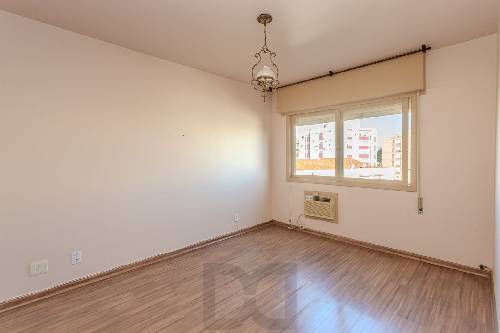Apartamento de 2 dormitórios com dependência e vaga no bairro Santana DESOCUPADO — foto 8