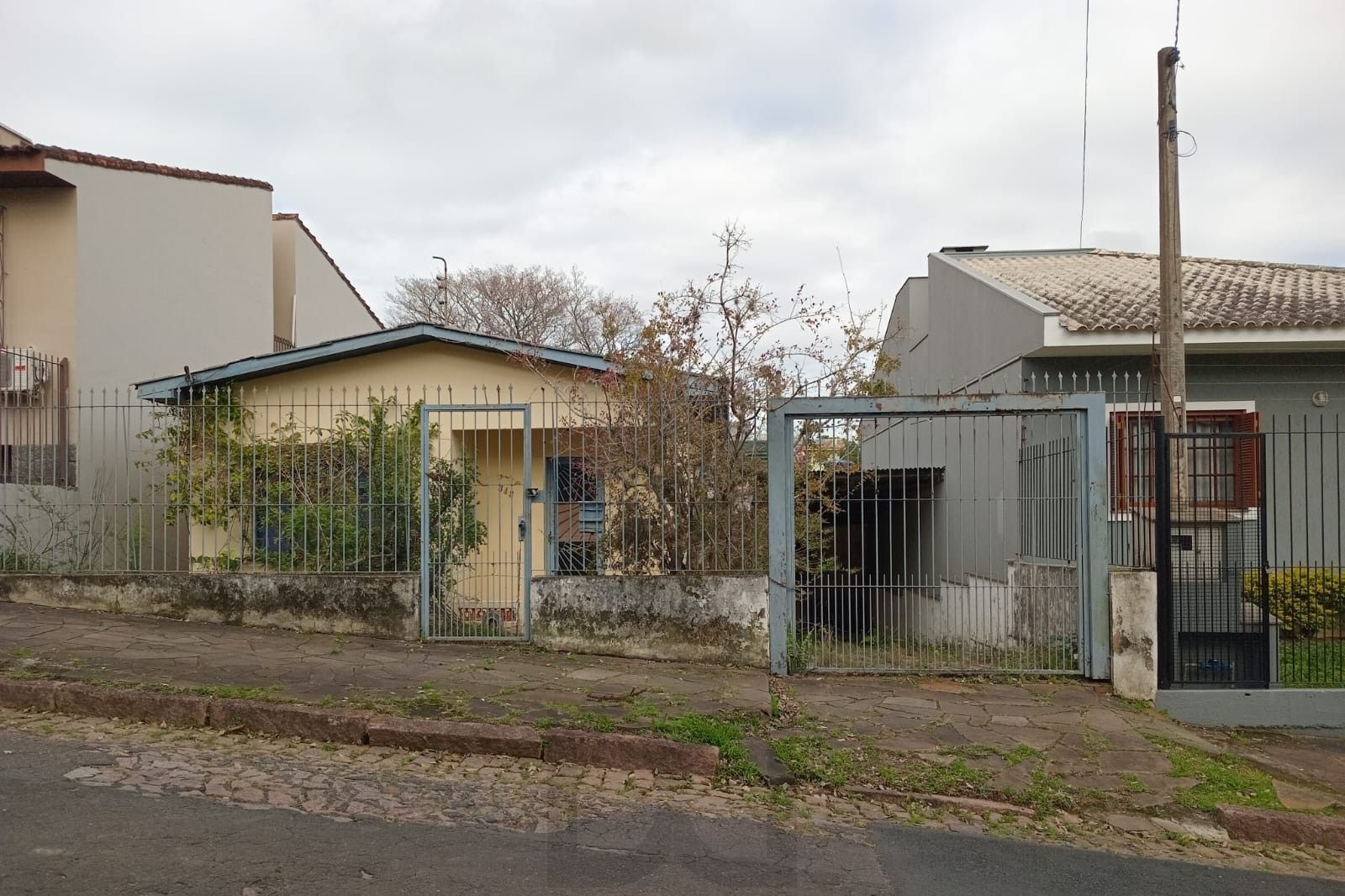 Casa no bairro Nonoai de 3 dormitórios e pátio — foto 3