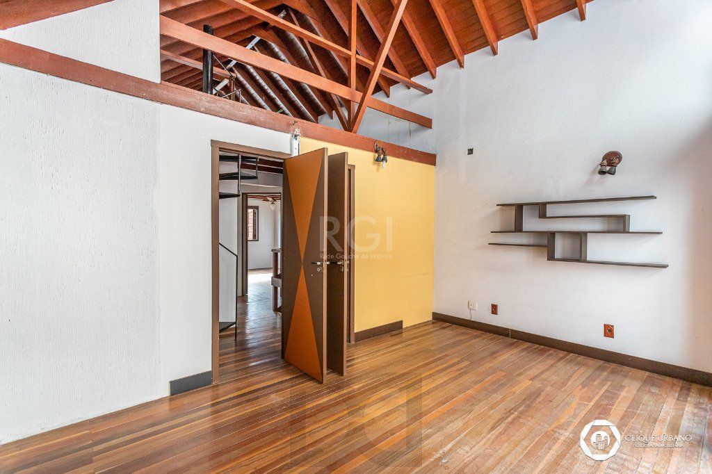 Casa para Venda - 330m², 4 dormitórios, sendo 3 suites, 2 vagas - Petrópolis — foto 35