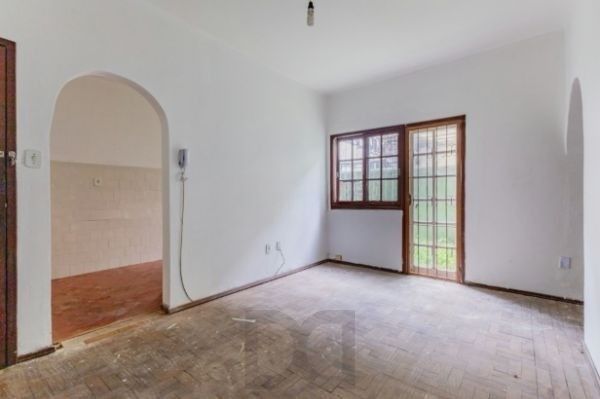 Apartamento no Partenon térreo de 2 dormitórios e 2 pátios DESOCUPADO — foto 2
