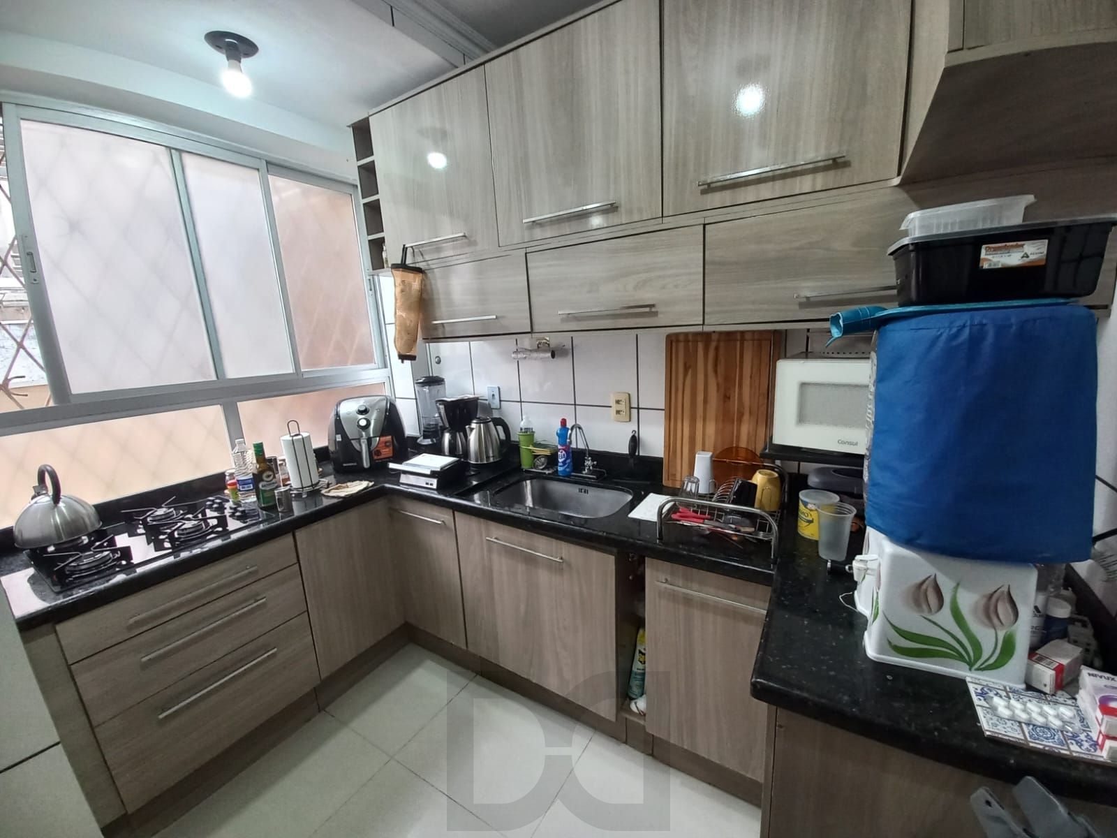EXCELENTE APARTAMENTO TÉRREO DE 2 DORMITÓRIOS, SEMIMOBILIADO, À VENDA NO BAIRRO MENINO DEUS, PORTO ALEGRE. — foto 5