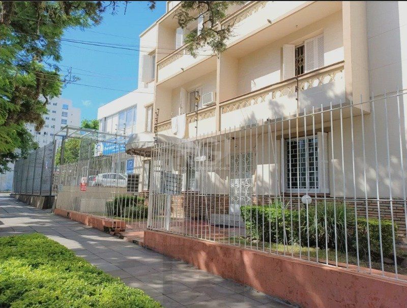 Apartamento no Menino Deus de 2 dormitórios e dependência térreo com pátio — foto 1