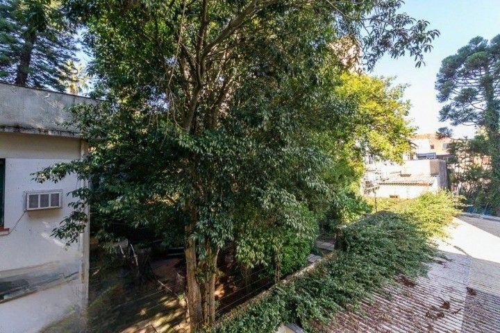 Formidável apartamento com 3 dormitórios (2 deles são suíte), peças amplas e bem iluminadas, banheiro auxiliar e cozinha com área de serviço separada. Dispõe de uma vaga de garagem coberta. Edifício com elevador e sistema de segurança por câmeras. — foto 13