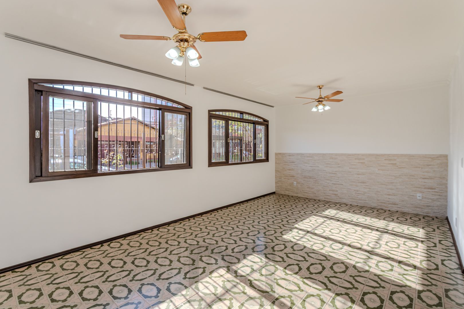 Casa no Partenon com 4 dormitórios e 4 vagas DESOCUPADA — foto 2